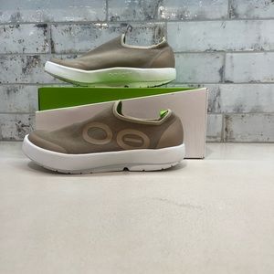 OOFOS OOMG Men’s EEZEE Low White Taupe
